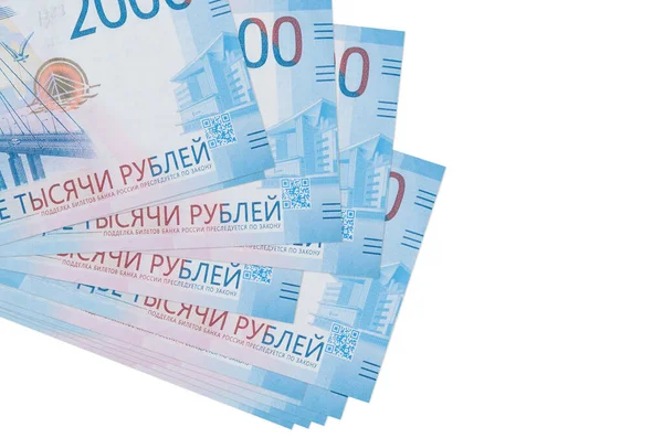 2000 Rus rublesi küçük gruplar halinde ya da beyaza izole edilmiş paketler halinde bulunur. Kopyalama alanı olan bir model. İş ve para değişimi kavramı