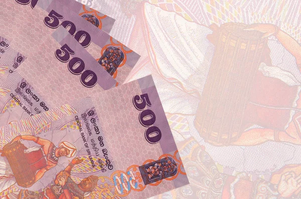 500 Sri Lanka rupisi banknotları büyük yarı şeffaf banknotların arkasında duruyor. Kopyalama alanı olan soyut iş arkaplanı