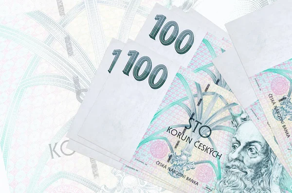 100 Çek korun banknotu büyük yarı şeffaf banknotun arka planında duruyor. Ulusal para biriminin soyut sunumu. İş konsepti