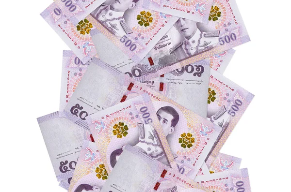 500 Tayland baht banknotları beyazlar üzerinde uçuyor. Birçok banknot sol ve sağ tarafta beyaz kopya alanı ile düşüyor