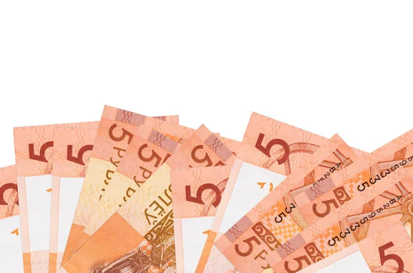 Ekranın alt tarafında 5 Belorus ruble banknotu var. Beyaz arka planda izole edilmiş ve kopyalama alanı var. Paralı iş kavramları için arkaplan afişi şablonu