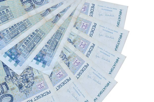 50 Hırvat kuna banknotu beyaz zemin üzerinde izole edilmiş, fotokopi alanı da fan şeklinde üst üste yığılmış. Finansal işlemler kavramı