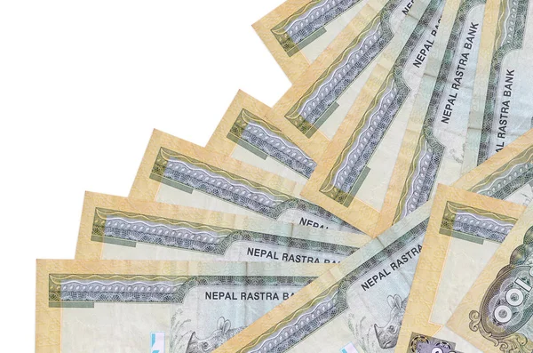 100 Nepal Rupisi banknotları beyaza izole edilmiş farklı bir sırayla yatar. Yerel bankacılık ya da para kazanma konsepti. İş arkaplanı afişi