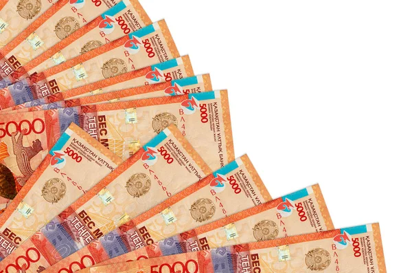 5000 Kazakistanlı tenge banknot beyaz arka planda izole edilmiş ve fana yerleştirilmiş bir kopya alanı var. Maaş zamanı kavramı veya finansal işlemler