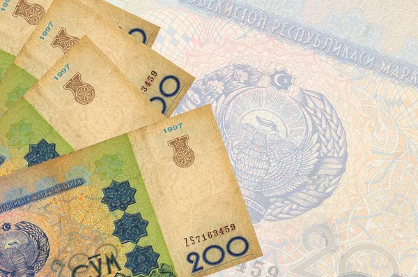 200张乌兹别克银币在半透明的大钞票的背景下堆积起来 带有复制空间的业务背景摘要 — 图库照片