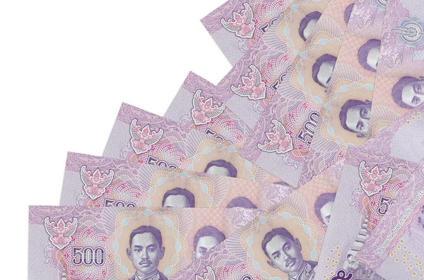 500 Tayland baht banknotları beyaza izole edilmiş farklı bir sırayla yatar. Yerel bankacılık ya da para kazanma konsepti. İş arkaplanı afişi