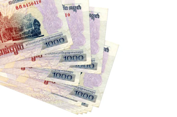 1000 Kamboçyalı isyan senedi küçük gruplar halinde ya da beyazlar üzerinde izole edilmiş paketler halinde duruyor. Kopyalama alanı olan bir model. İş ve para değişimi kavramı