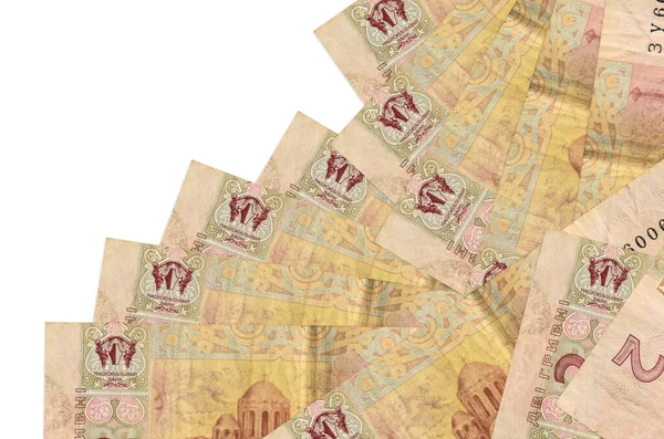 İki Ukrayna hrivniası banknotu beyazın üzerinde ayrı bir sırayla yatar. Yerel bankacılık ya da para kazanma konsepti. İş arkaplanı afişi