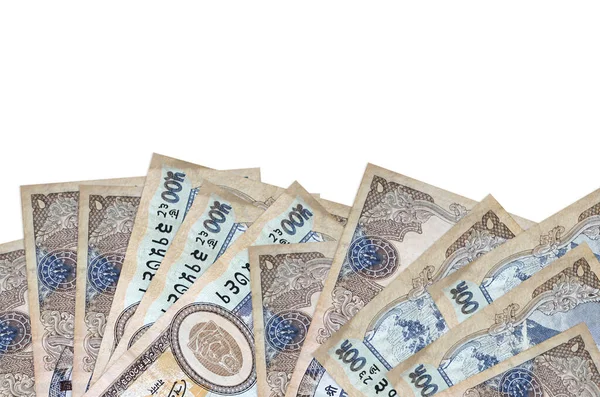 Ekranın alt tarafında 500 Nepal rupi banknot var. Beyaz arka planda izole edilmiş ve fotokopi alanı var. Paralı iş kavramları için arkaplan afişi şablonu