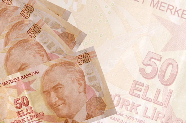 Büyük yarı şeffaf banknotun arka planında 50 Türk lirası duruyor. Kopyalama alanı olan soyut iş arkaplanı