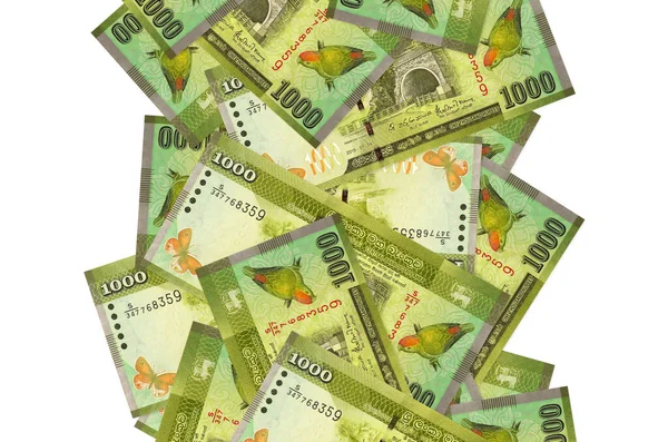 1000 Sri Lanka rupi banknotları beyazın üzerinde izole bir şekilde uçuyor. Birçok banknot sol ve sağ tarafta beyaz kopya alanı ile düşüyor