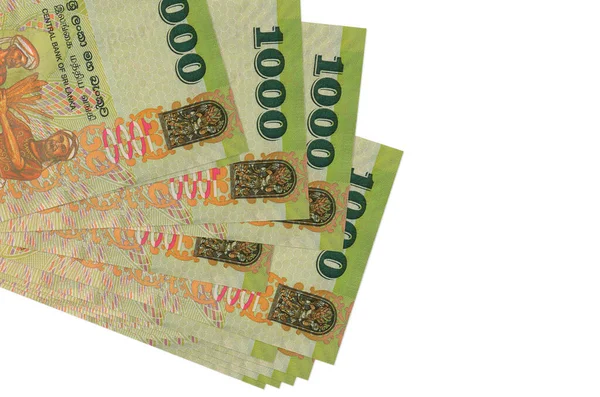 1000 Sri Lanka rupisi küçük gruplar halinde ya da beyaz paketler halinde yatar. Kopyalama alanı olan bir model. İş ve para değişimi kavramı