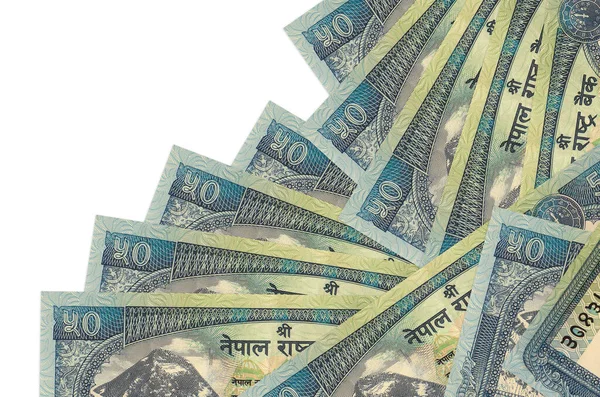 50 Nepal Rupisi banknotları beyaza izole edilmiş farklı bir sırayla yatar. Yerel bankacılık ya da para kazanma konsepti. İş arkaplanı afişi