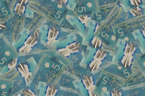 5 Kanada Doları büyük yığının içinde yatıyor. Zengin yaşam kavramsal geçmişi. Büyük miktarda para.
