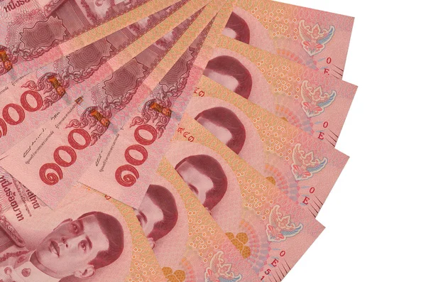 100 Tayland baht banknotları beyaz arka planda izole edilmiş bir şekilde duruyor ve fotokopi alanı fan şeklinde dizilmiş. Finansal işlemler kavramı