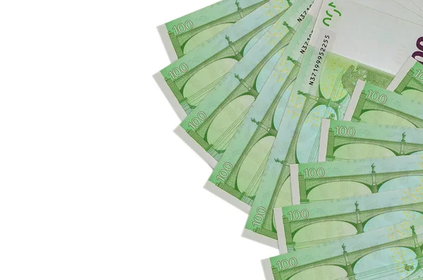 100 Euro banknotlar beyaz arka planda, fotokopi alanı ile izole bir şekilde duruyor. Zengin yaşam kavramsal geçmişi. Büyük miktarda ulusal para birimi zenginliği