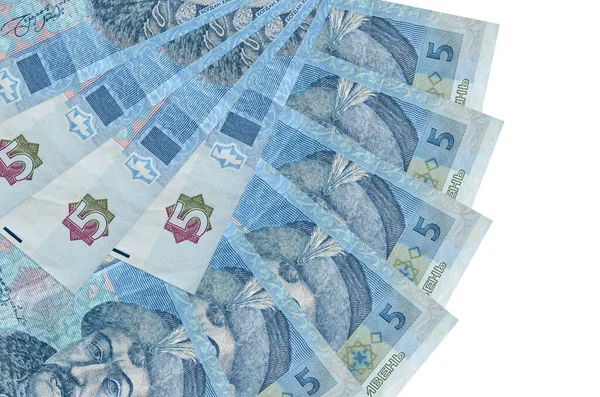 5 tane Ukrayna hrivniası banknotu beyaz arka planda izole edilmiş ve fotokopi alanı fan şeklinde üst üste yığılmış. Finansal işlemler kavramı