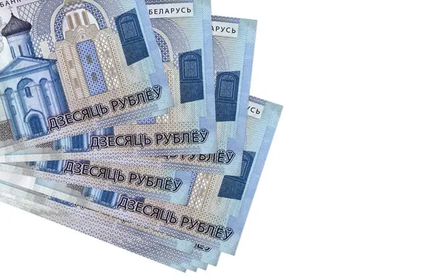 10 Belorus rublesi banknotları küçük gruplar halinde ya da beyaza izole edilmiş paketler halinde bulunur. Kopyalama alanı olan bir model. İş ve para değişimi kavramı