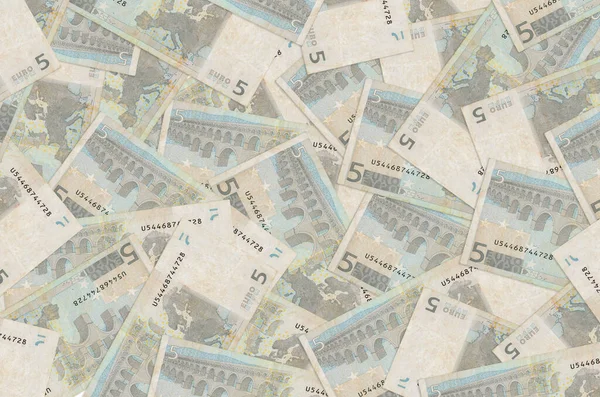 5 avroluk banknotlar yığınla var. Zengin yaşam kavramsal geçmişi. Büyük miktarda para.