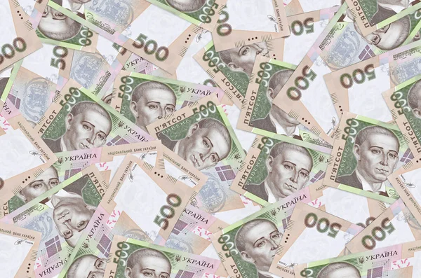 500 Ukrayna hrivniası banknotları büyük yığının içinde yatıyor. Zengin yaşam kavramsal geçmişi. Büyük miktarda para.