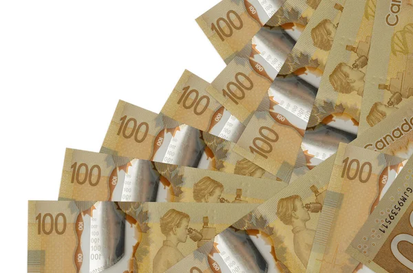 100 Kanada doları banknotları beyaza izole edilmiş farklı bir sırayla yatar. Yerel bankacılık ya da para kazanma konsepti. İş arkaplanı afişi
