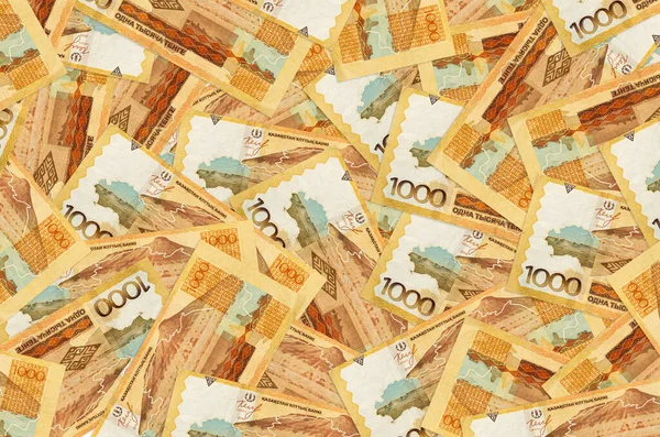 1000 Kazakistan tenge senedi büyük bir yığın halinde duruyor. Zengin yaşam kavramsal geçmişi. Büyük miktarda para.