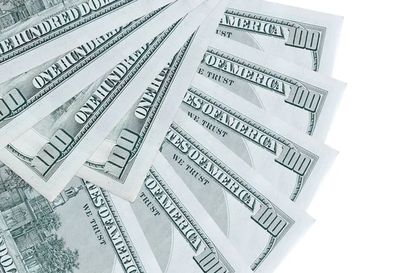 100 Amerikan doları banknotları beyaz arka planda izole edilmiş, fotokopi alanı da yakın planda. Finansal işlemler kavramı