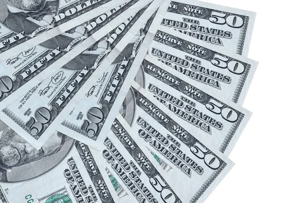 50 dolarlık banknotlar beyaz arka planda izole edilmiş, fotokopi alanı da yakın planda tutuluyor. Finansal işlemler kavramı