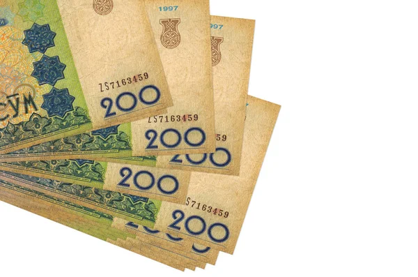 200 Özbekistanlı som banknot küçük gruplar halinde ya da beyaza izole edilmiş paketler halinde yatar. Kopyalama alanı olan bir model. İş ve para değişimi kavramı