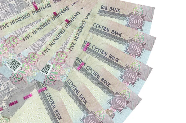 500 BAE dirhem banknotları beyaz arka planda izole edilmiş ve fanı yakın konuma yerleştirilmiş. Finansal işlemler kavramı