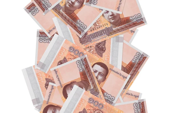Beyazlar üzerinde izole edilmiş 100 Kamboçyalı isyan tasarısı. Birçok banknot sol ve sağ tarafta beyaz kopya alanı ile düşüyor