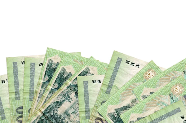 Ekranın alt tarafında 200 Macar forint banknotu var. Beyaz arka planda, kopyalama alanı ile izole edilmiş. Paralı iş kavramları için arkaplan afişi şablonu