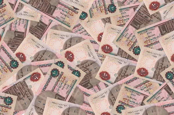 10 Mısır sterlinli banknotlar büyük yığınlar halinde duruyor. Zengin yaşam kavramsal geçmişi. Büyük miktarda para.