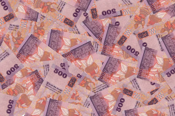 500 Sri Lanka rupisi büyük bir yığın halinde duruyor. Zengin yaşam kavramsal geçmişi. Büyük miktarda para.