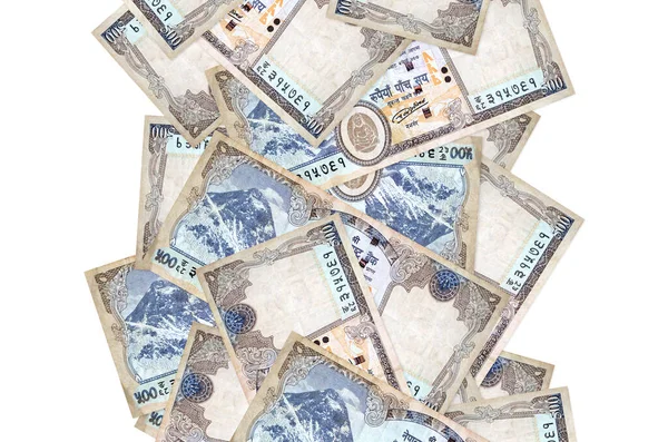 500 Nepal Rupisi banknotları beyazın üzerinde izole bir şekilde uçuyor. Birçok banknot sol ve sağ tarafta beyaz kopya alanı ile düşüyor