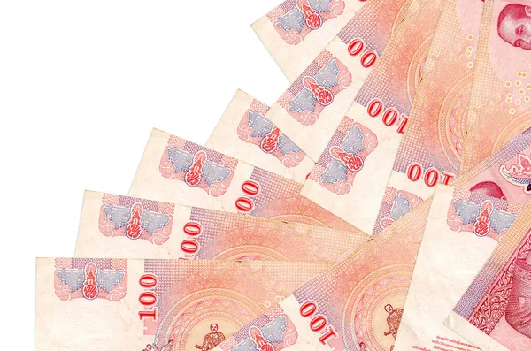 100 Tayland Baht banknotu beyaza izole edilmiş farklı bir sırayla yatar. Yerel bankacılık ya da para kazanma konsepti. İş arkaplanı afişi