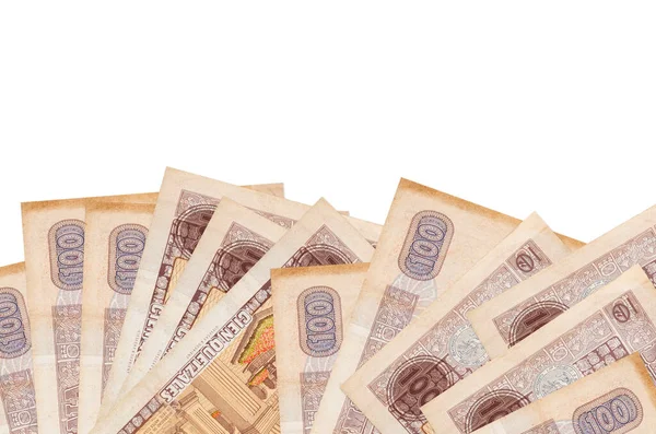 100 Guatemalalı quetzales banknotu ekranın alt tarafında, beyaz arka planda, kopyalama alanı ile izole bir şekilde duruyor. Paralı iş kavramları için arkaplan afişi şablonu