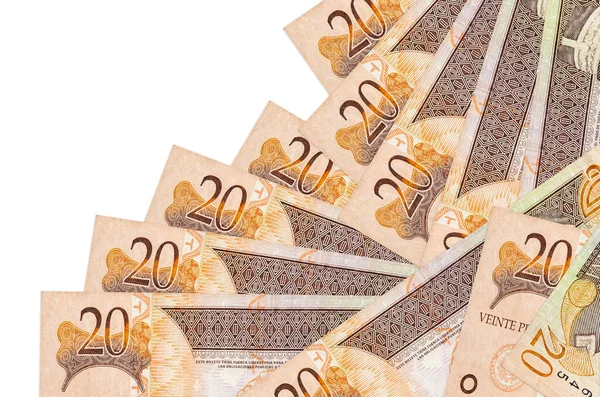 20 Dominik Pezosu banknotu beyaza izole edilmiş farklı bir sırayla yatar. Yerel bankacılık ya da para kazanma konsepti. İş arkaplanı afişi