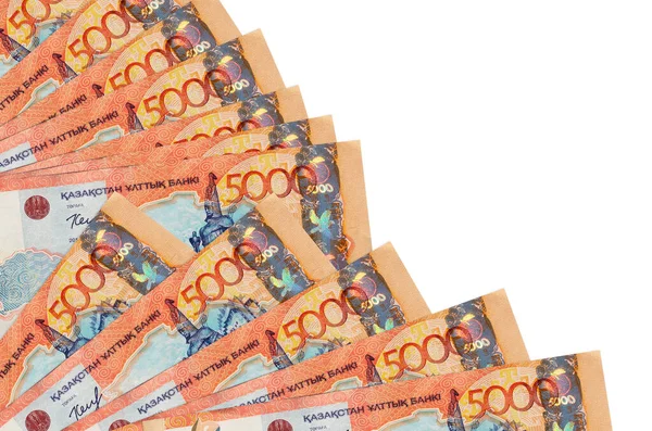5000 Kazakistanlı tenge banknot beyaz arka planda izole edilmiş ve fana yerleştirilmiş bir kopya alanı var. Maaş zamanı kavramı veya finansal işlemler