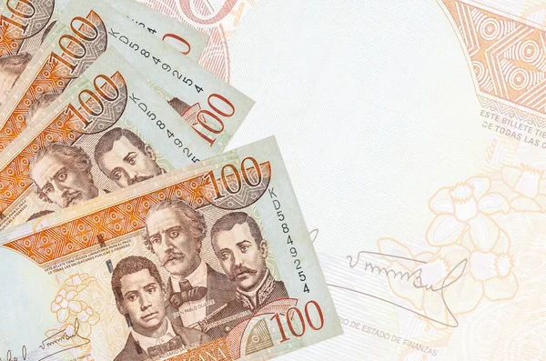 100 Dominik Pezosu banknotları büyük yarı şeffaf banknotların arkasında duruyor. Kopyalama alanı olan soyut iş arkaplanı