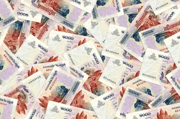 1000 Kamboçyalı isyan faturası büyük bir yığın halinde duruyor. Zengin yaşam kavramsal geçmişi. Büyük miktarda para.