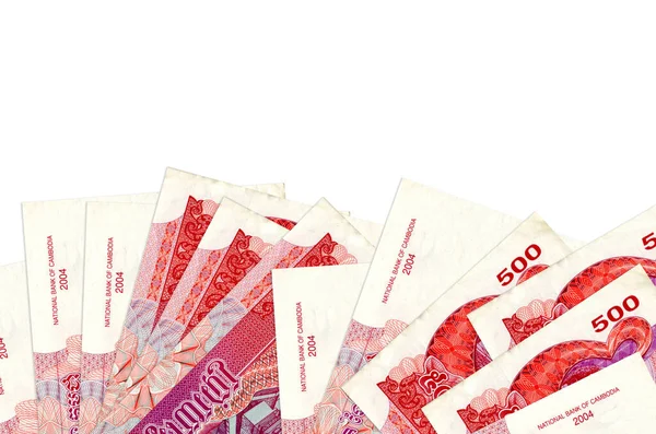 500 Kamboçyalı isyan faturası ekranın alt tarafında duruyor. Beyaz arka planda izole edilmiş ve fotokopi alanı var. Paralı iş kavramları için arkaplan afişi şablonu