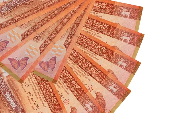 100 Sri Lanka Rupisi banknotları beyaz arka planda izole edilmiş, fotokopi alanı da yakın planda. Finansal işlemler kavramı