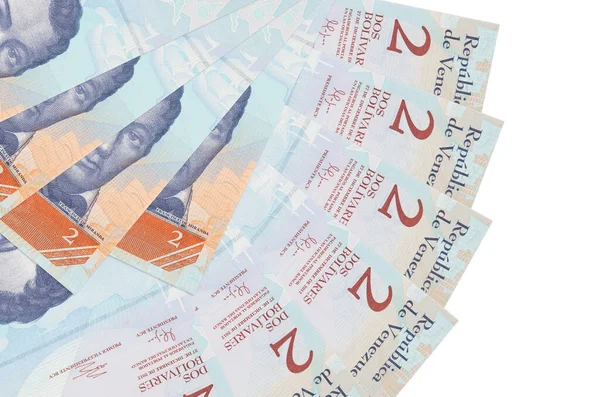 2 Venezuelalı Bolivar banknotu beyaz arka planda izole bir şekilde duruyor. Fan şeklinde fotokopi alanı da yakın planda. Finansal işlemler kavramı