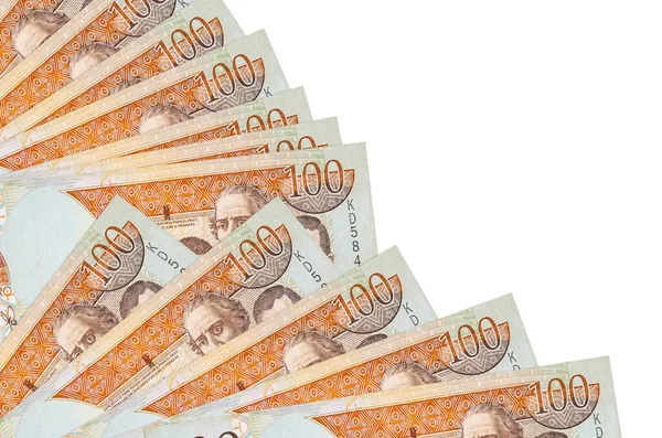 100 Dominik pezosu beyaz arka planda izole bir şekilde duruyor. Fan kaplamasında da fotokopi alanı var. Maaş zamanı kavramı veya finansal işlemler