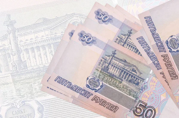 50 Rus Rublesi banknotları büyük yarı şeffaf banknotların arka planında duruyor. Ulusal para biriminin soyut sunumu. İş konsepti