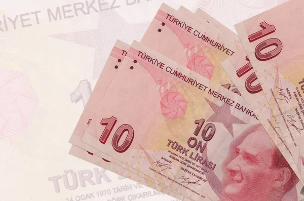 Büyük yarı şeffaf banknotun arka planında 10 Türk lirası duruyor. Ulusal para biriminin soyut sunumu. İş konsepti