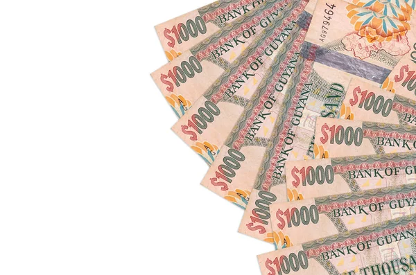 1000 Guyanese dolarlık banknotlar beyaz arka planda fotokopi alanı ile izole bir şekilde duruyor. Zengin yaşam kavramsal geçmişi. Büyük miktarda ulusal para birimi zenginliği