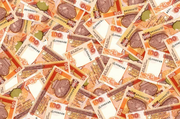 100 Sri Lanka rupisi büyük bir yığın halinde duruyor. Zengin yaşam kavramsal geçmişi. Büyük miktarda para.