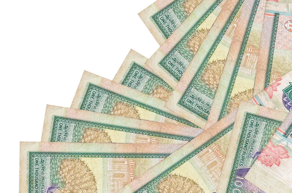 1000 Sri Lanka rupi banknotları beyaza izole edilmiş farklı bir sırayla yatar. Yerel bankacılık ya da para kazanma konsepti. İş arkaplanı afişi